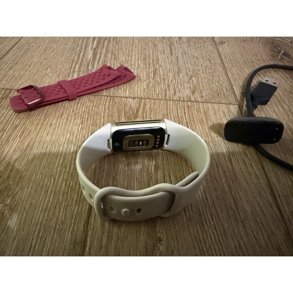 Fitbit Charge 5 - Picture 2 of 3